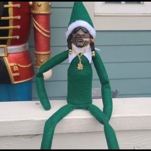 Snoop on a stoop  🎄